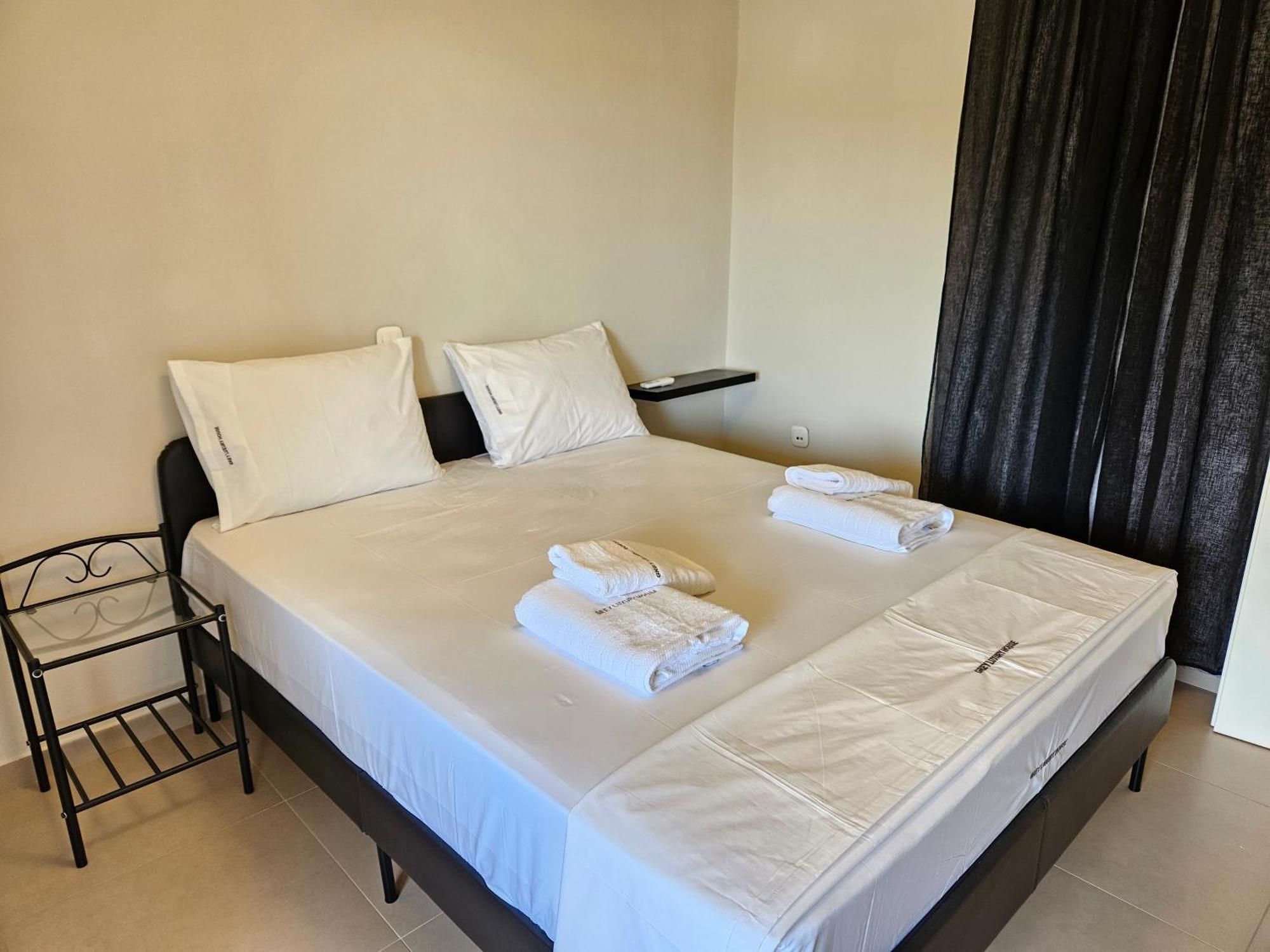 Appartamento Grey Luxury House Ipsos Esterno foto
