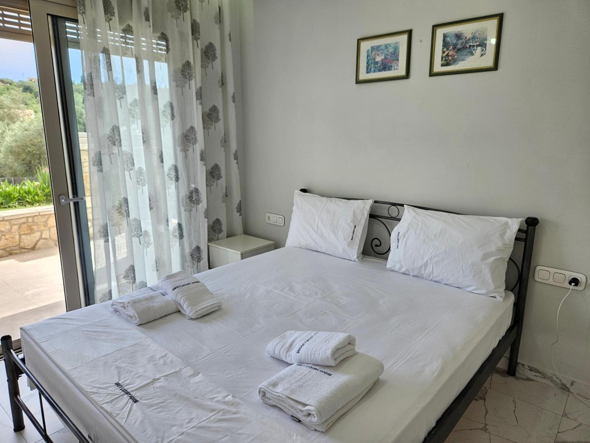 Appartamento Grey Luxury House Ipsos Esterno foto